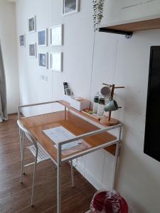 Tanziにある光鹿旅人短期月租出租の部屋内のガラストップ付きテーブル