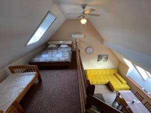Posteľ alebo postele v izbe v ubytovaní Gyulai Brill Apartman