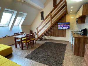 Kuchyňa alebo kuchynka v ubytovaní Gyulai Brill Apartman