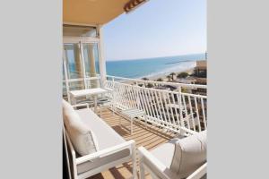 een balkon met stoelen en uitzicht op de oceaan bij El paraiso de Anita in Benicàssim