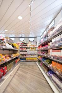 Supermarket nebo jiné obchody v  výletní lodě nebo okolí