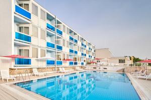 Der Swimmingpool an oder in der Nähe von Hotel Plavi Plava Laguna
