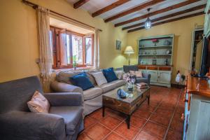 a living room with couches and a coffee table at Casa Rural La Carrozal Senda del Oso in Orelleiru