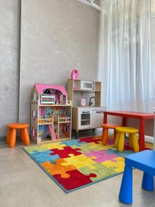 ヴィチャゼヴォにあるGuest House MагДомの子供用プレイルーム(テーブル、椅子、ラグ付)