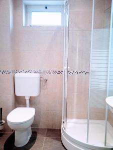 Bilik mandi di Harbour-side Apartment with Beautiful Terrace