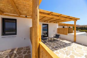 Balkón nebo terasa v ubytování Omilos Beachfront House