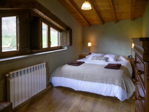 Ένα ή περισσότερα κρεβάτια σε δωμάτιο στο Casa rural Molí del Salt - Cerdanya