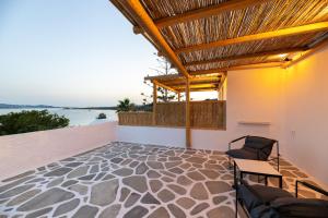 Balkón nebo terasa v ubytování Omilos Beachfront House