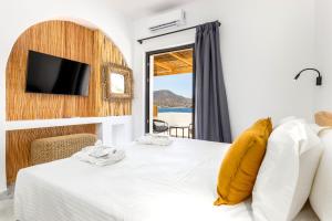 Postel nebo postele na pokoji v ubytování Omilos Beachfront House