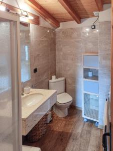 uma casa de banho com um lavatório e um WC. em Casa rural Molí del Salt - Cerdanya em Viliella