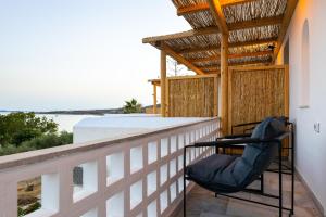Balkón nebo terasa v ubytování Omilos Beachfront House