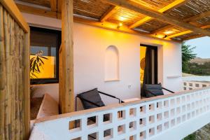 Posezení v ubytování Omilos Beachfront House