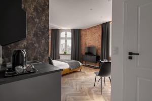 een hotelkamer met een bed en een keuken bij HARBOR APARTMENTS - Mariacka in Katowice