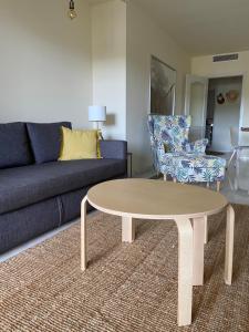 salon ze stolikiem kawowym i kanapą w obiekcie Alcaidesa Golf and Beach Resort w mieście La Alcaidesa
