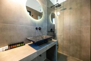 Koupelna v ubytování Omilos Beachfront House + 37 fotografií