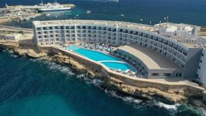 eine Luftansicht eines Hotels auf dem Meer in der Unterkunft Paradise Bay Resort in Mellieħa