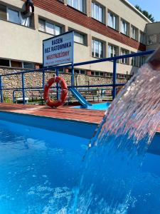 Bazén v ubytovaní GWAREK Centrum Wypoczynkowe alebo v jeho blízkosti
