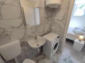 Bilik mandi di Apartment Bajama +30 gambar