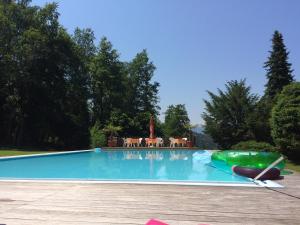 The swimming pool at or close to Hotel Garni Haus am Wald