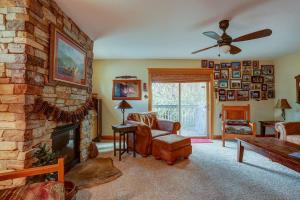 Una sala de estar con chimenea de piedra y ventilador de techo. en Wanderlust with Rustic Stone Fireplace, en Hood River