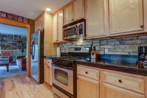 cocina con fogones y pared de piedra en Wanderlust with Rustic Stone Fireplace, en Hood River 18 fotos más