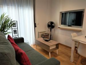 sala de estar con sofá y mesa en Apartament modern a Girona centre, en Girona