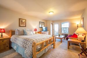 a bedroom with a bed and a tv and a couch at 09 Lodge Near Downtown Hood River in Hood River