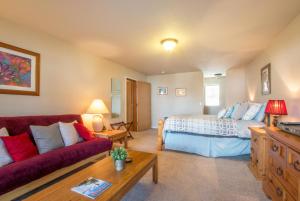 ein Wohnzimmer mit einem Bett und einem Sofa in der Unterkunft 09 Lodge Near Downtown Hood River in Hood River