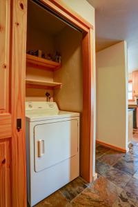 Kuchyň nebo kuchyňský kout v ubytování Hutson's Hideaway apts