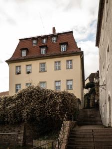 um grande edifício com um telhado vermelho em Altstadtjuwel em Meißen