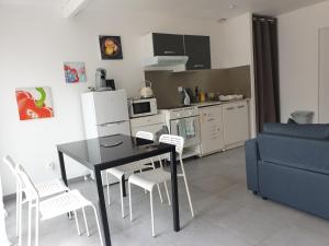 Kuhinja oz. manjša kuhinja v nastanitvi Bel Appartement T2 Climatisé avec piscine Poitiers-Futuroscope-CREPS de Poitiers