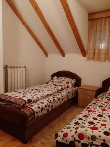 1 dormitorio con 1 cama con edredón en Our House Apartments en Kolašin