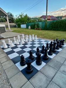 un tablero de ajedrez en una acera con un tablero de ajedrez en Apartmán TRIGA, en Snina