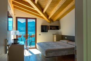 Postel nebo postele na pokoji v ubytování Foresteria Lago di Como