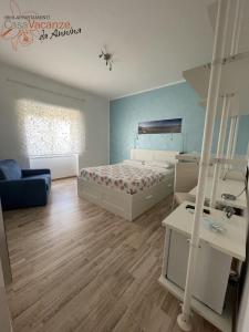 チッタデッラ・デル・カーポにあるB&B Casa Vacanze da Anninaの小さなベッドルーム(ベッド1台、ソファ付)