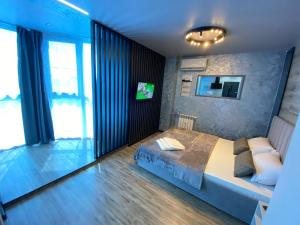 Ένα ή περισσότερα κρεβάτια σε δωμάτιο στο Студия с новым ремонтом в Барнауле