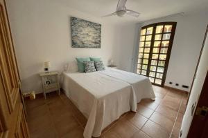 ein Schlafzimmer mit einem weißen Bett und einem Fenster in der Unterkunft ELEGANTE DÚPLEX EN DESERT SPRINGS GOLF RESORT in Cuevas del Almanzora + 27 Fotos