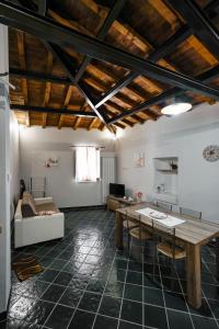 a living room with a table and a couch at casa vacanza centro storico fornelli in Fornelli