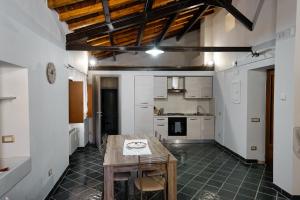a kitchen with a wooden table in a room at casa vacanza centro storico fornelli in Fornelli