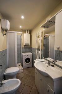 W łazience znajduje się umywalka i pralka. w obiekcie casa vacanza centro storico fornelli w mieście Fornelli