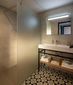 a bathroom with a sink and a mirror at James Vignoble Hôtel, Eguisheim in Eguisheim