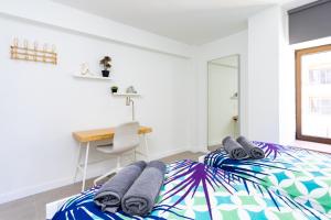 een slaapkamer met een bed met handdoeken erop bij 105 EL MEDANO FLASH POINT Holiday Home by Sunkeyrents in El Médano