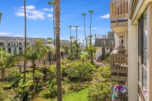 een balkon met uitzicht op een resort met palmbomen bij G218 - Palms Away in Oceanside