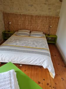 Postel nebo postele na pokoji v ubytování Domaine De La Cour Vautier