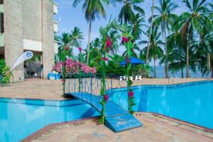 Mombasa Continental Resort内部或周边的泳池