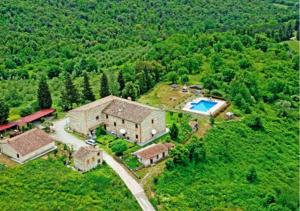 una vista aérea de una casa grande con piscina en Agriturismo Lampugnano en Civitella Marittima