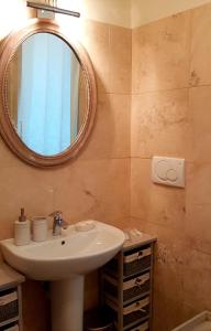 A bathroom at Mulino dell'Abbazia Country Resort