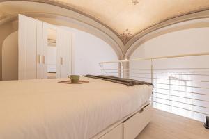 sypialnia z dużym łóżkiem i sufitem w obiekcie Realkasa Luxury S.Orsola Apartments w Bolonii