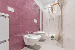 łazienka z toaletą i umywalką w obiekcie Realkasa Luxury S.Orsola Apartments w Bolonii