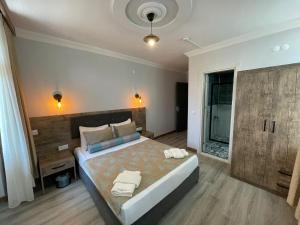 - une chambre avec un grand lit et 2 serviettes dans l'établissement Seven City Hotel, à Antalya
